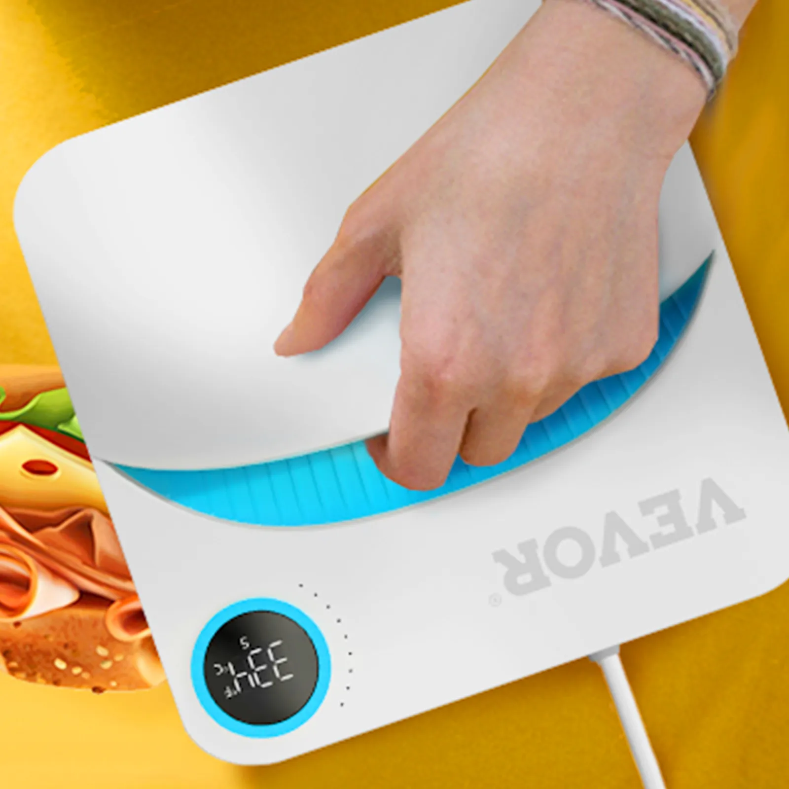 Hand mit einer VEVOR-Heißpresse auf einem gelben Stoff mit einem Sandwichbild.