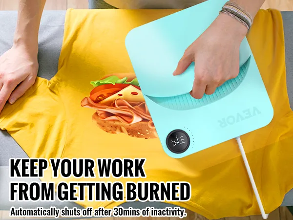 Person, die eine VEVOR-Heißpresse auf einem gelben T-Shirt mit einer Sandwich-Grafik verwendet.