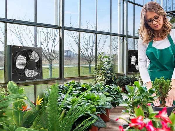 Mujer cuidando plantas en invernadero con extractor de aire con persiana VEVOR instalado en la ventana.