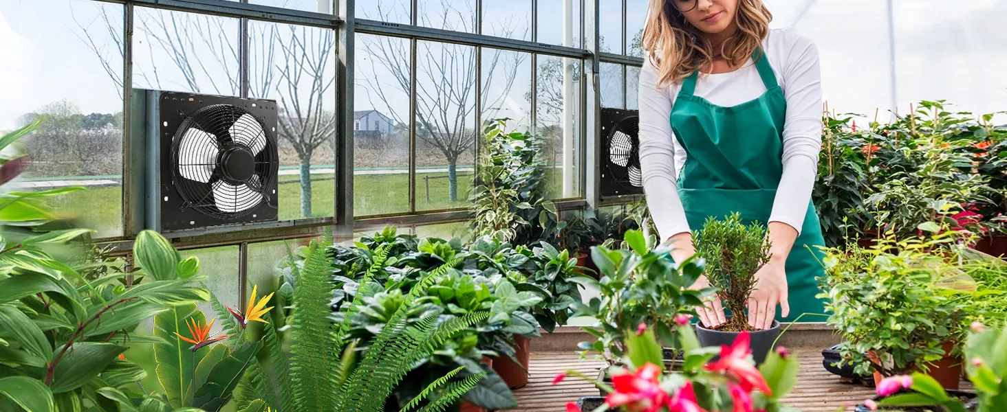 Mujer cuidando plantas en invernadero con extractor de aire con persiana VEVOR instalado en la ventana.