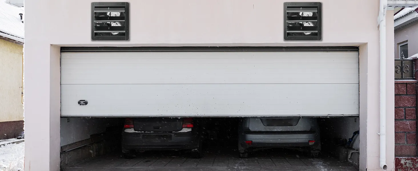 garaje con puerta entreabierta y dos extractores de aire con persiana VEVOR instalados encima, con dos coches aparcados.