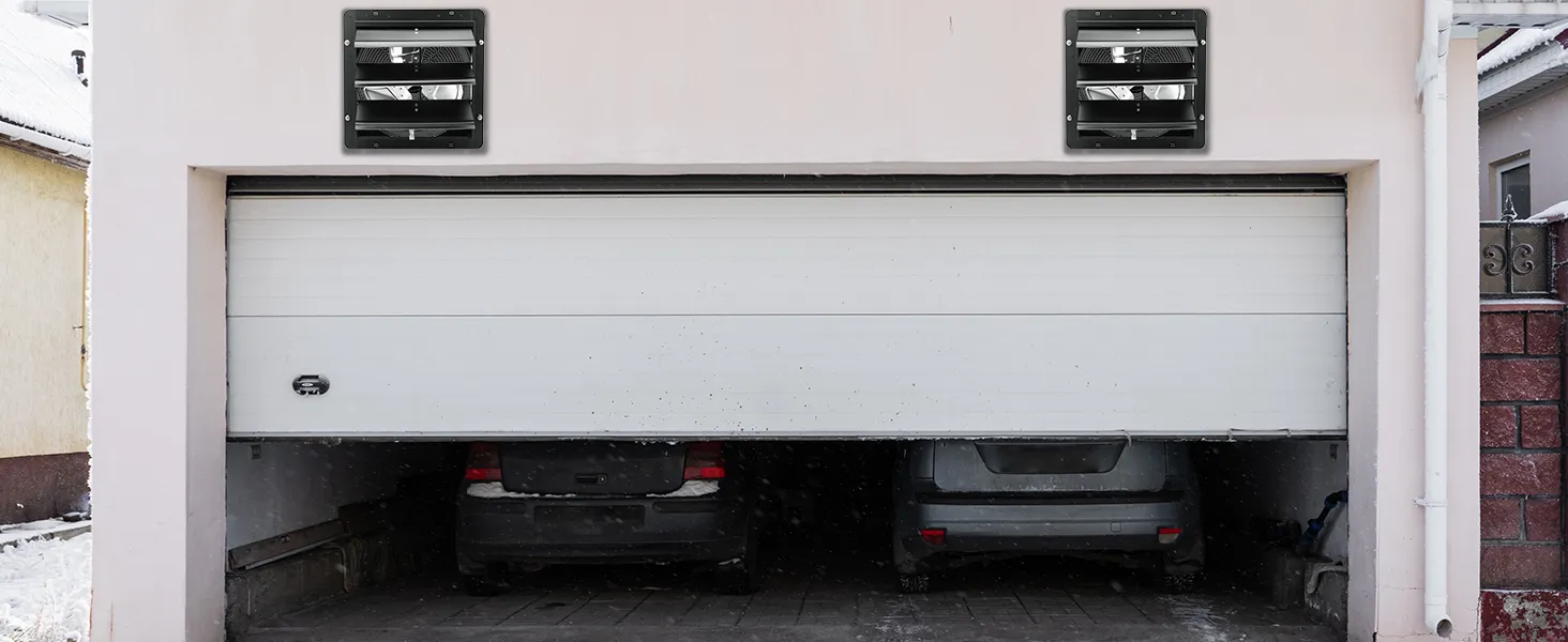 Garaje con dos coches, extractor de aire con persiana VEVOR instalado encima de una puerta de garaje blanca parcialmente abierta.