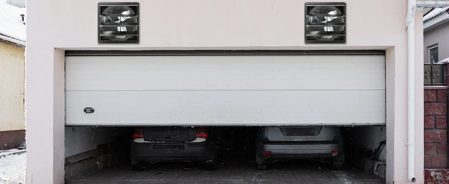 Garaje con puerta parcialmente abierta, dos coches y dos extractores de aire con persiana VEVOR instalados encima.