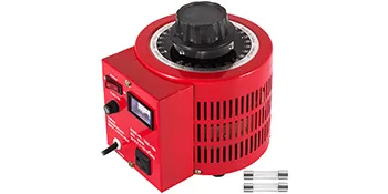 Regulador de voltaje VEVOR rojo con dial redondo y pantalla digital, mostrado con fusibles.