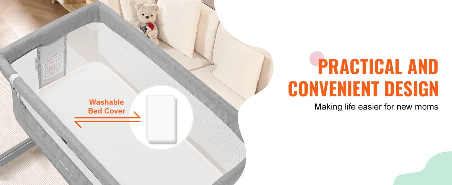 Cuna de bebé VEVOR con funda de cama lavable, gris y blanca junto al sofá, diseño práctico para mamás.