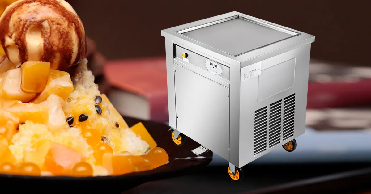 Máquina para hacer helados VEVOR junto a un postre con coberturas de frutas mixtas.