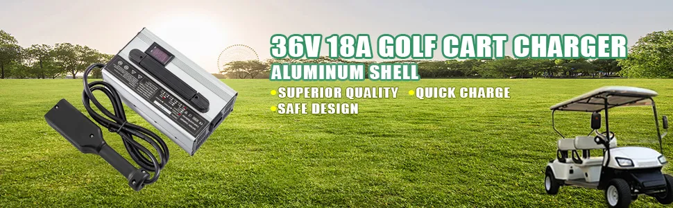 Cargador de carrito de golf de 36 V 18 A con carcasa de aluminio al lado de un carrito de golf en un campo de césped.