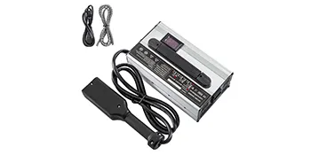 Cargador de batería de carrito de golf VEVOR con cables sobre fondo blanco.