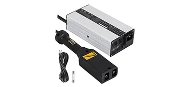 Cargador de batería para carrito de golf VEVOR con un enchufe de carga resistente y un cable de alimentación.