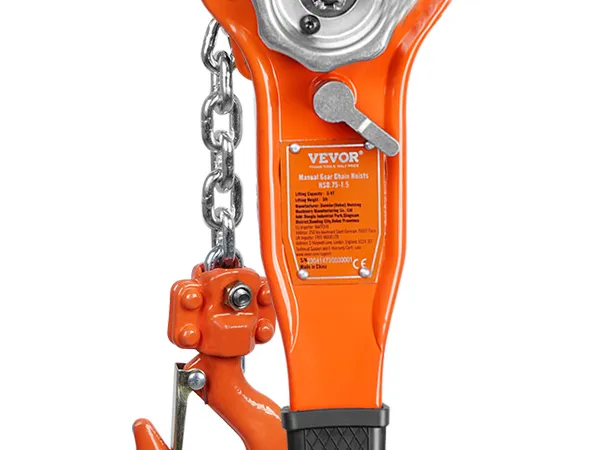 Polipasto de cadena VEVOR con cuerpo naranja, cadena plateada y etiqueta de especificaciones detalladas.