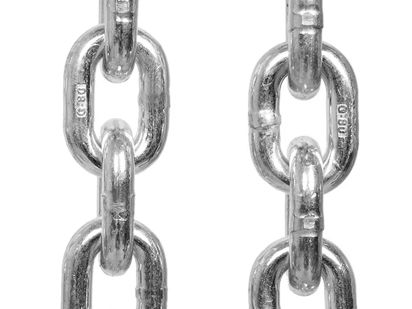 Dos cadenas de acero que muestran los robustos eslabones metálicos y la resistencia industrial del polipasto de cadena VEVOR.