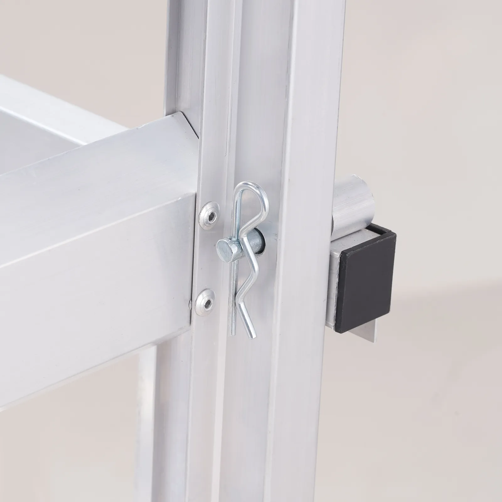 metal latch detail on VEVOR hitch cargo carrier, showcasing secure connection and aluminum construction.