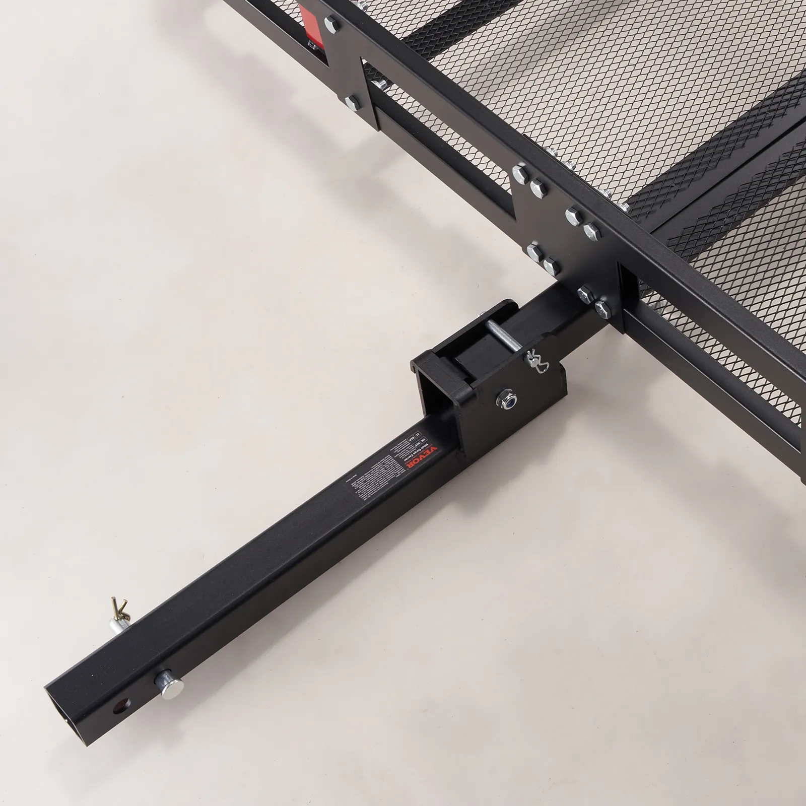 Portaequipajes de enganche VEVOR, primer plano, marco de metal negro con malla, mecanismo de fijación resistente.