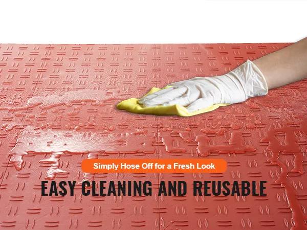 VEVOR-Garagenfliesen werden mit dem Wasserschlauch abgespritzt, was ihre einfache Reinigung und Wiederverwendbarkeit unterstreicht.