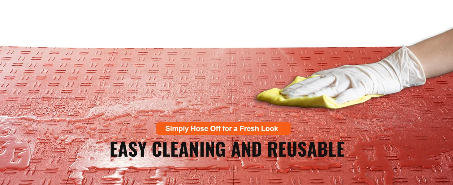 VEVOR-Garagenfliesen werden mit dem Wasserschlauch abgespritzt, was ihre einfache Reinigung und Wiederverwendbarkeit unterstreicht.