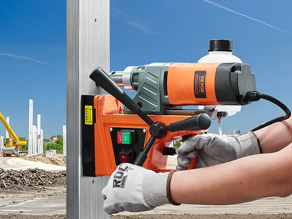 Fabricación industrial de acero con barras de metal apiladas y un taller ajetreado; construcción de vías férreas con túneles. Taladro magnético VEVOR
