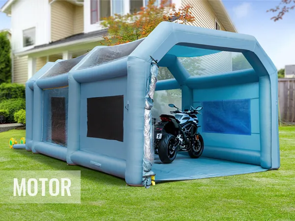 Cabina de pintura inflable VEVOR en un patio residencial, con una motocicleta en el interior para pintar.