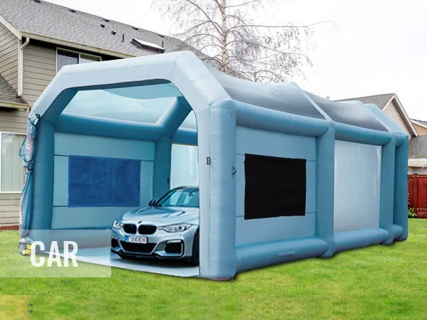 Cabina de pintura inflable VEVOR con un automóvil en su interior, instalada en un patio trasero.