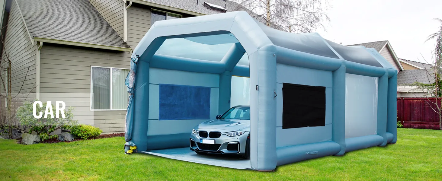 Cabina de pintura inflable VEVOR con un automóvil en su interior, instalada en un patio trasero.