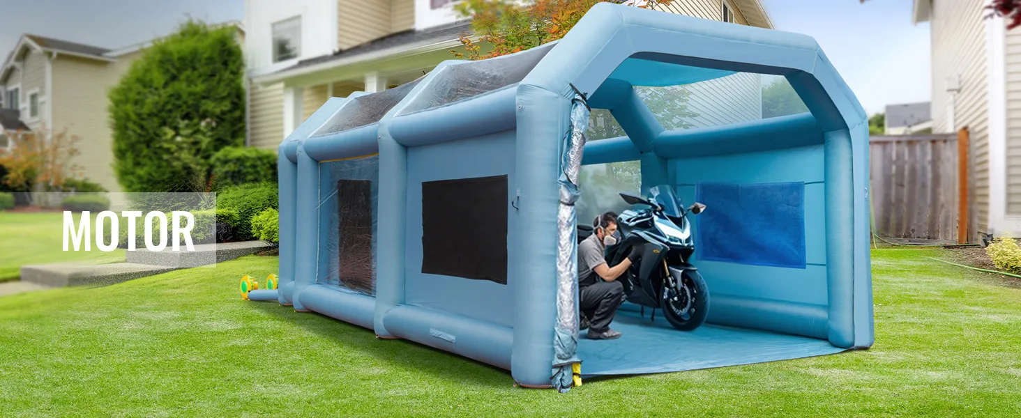 Cabina de pintura inflable VEVOR instalada en un patio trasero, que alberga una motocicleta para pintar.