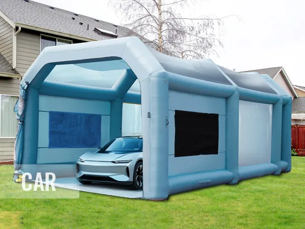 Cabina de pintura inflable VEVOR instalada en un patio, albergando un automóvil para pintar cerca de una casa.