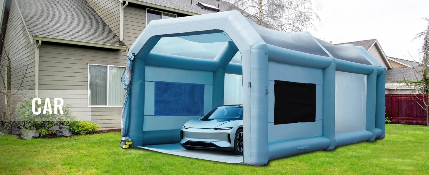 Cabina de pintura inflable VEVOR instalada en un patio, albergando un automóvil para pintar cerca de una casa.