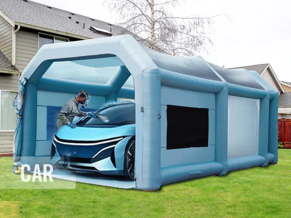Opblaasbare VEVOR-spuitcabine in de achtertuin van een woonhuis, met een auto erin.