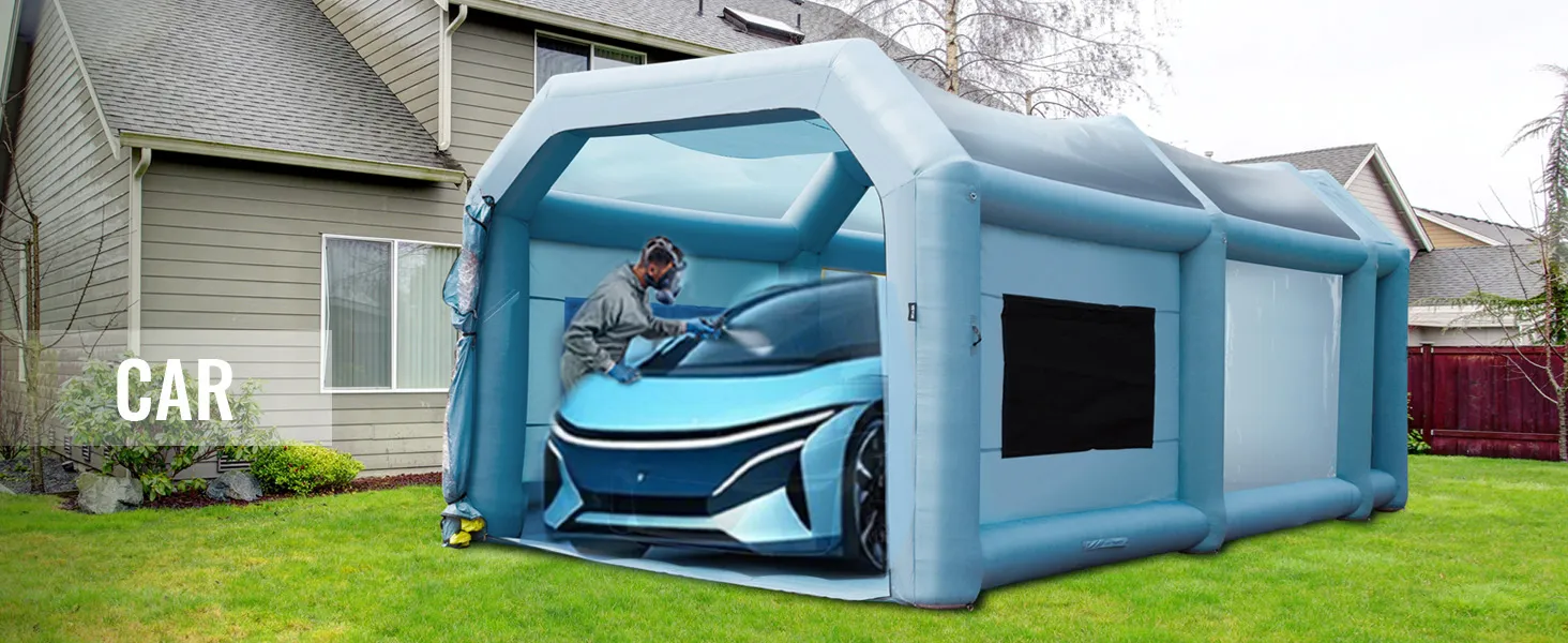 Opblaasbare VEVOR-spuitcabine in de achtertuin van een woonhuis, met een auto erin.