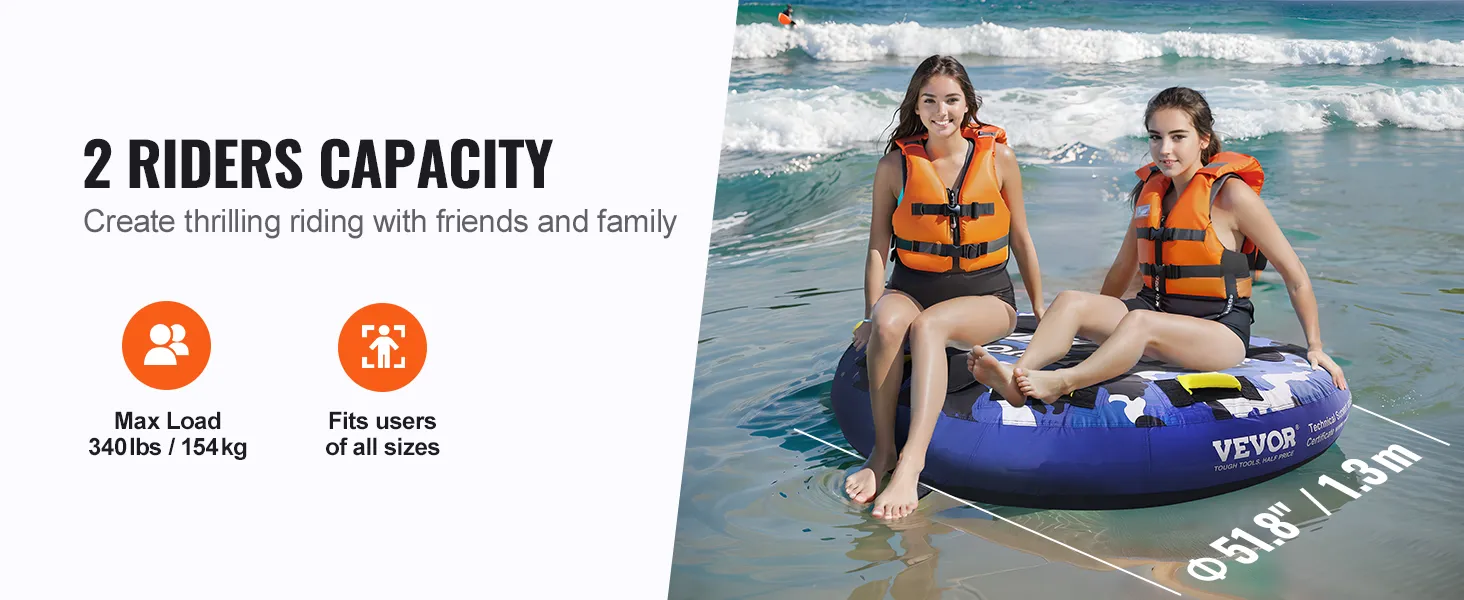 VEVOR sleepband: 2 personen op een blauwe opblaasbare band in de golven van de oceaan, met zwemvesten aan, genietend van de rit.