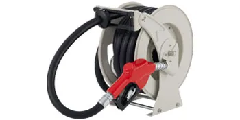 Carrete de manguera de combustible VEVOR con boquilla roja y carrete gris resistente, ideal para dispensar combustible.