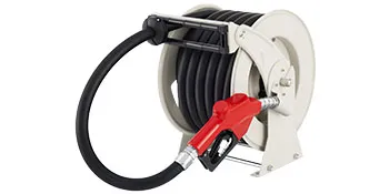 Carrete de manguera de combustible VEVOR de alta resistencia con boquilla de combustible roja y manguera negra enrollada en un marco de metal blanco.