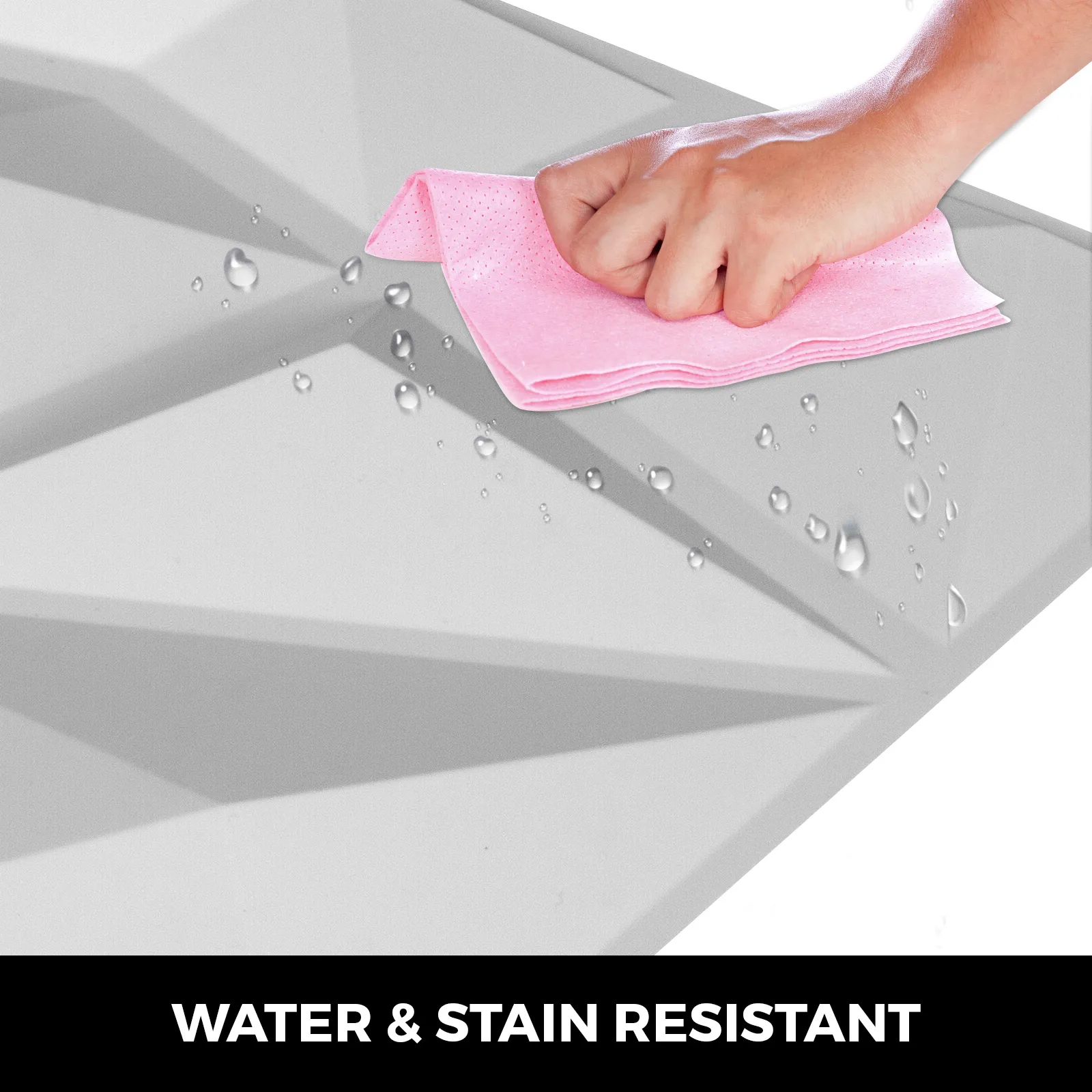 Limpieza a mano de paneles de pared 3D VEVOR con gotas de agua, mostrando resistencia al agua.