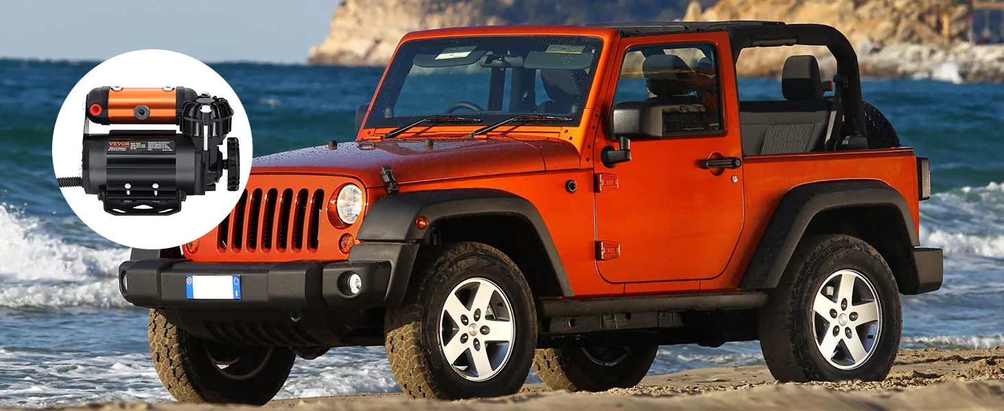 jeep arancione sulla spiaggia con kit compressore d'aria di bordo VEVOR; montagne e oceano sullo sfondo