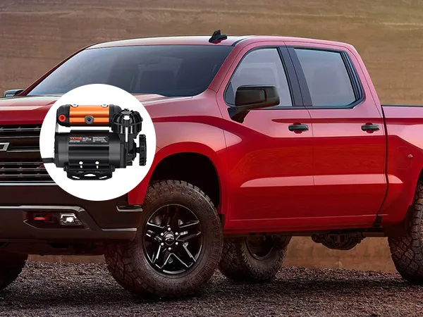pick-up rosso su terreno accidentato con kit compressore d'aria di bordo VEVOR inserito.