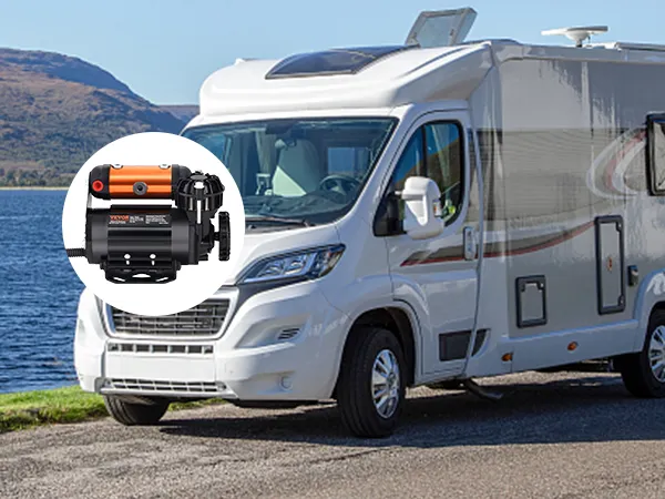 camper parcheggiato vicino a un lago panoramico con kit compressore d'aria di bordo VEVOR.