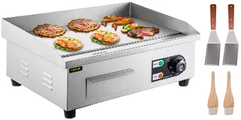 Plancha eléctrica VEVOR con alimentos cocinados y espátulas y cepillos incluidos.
