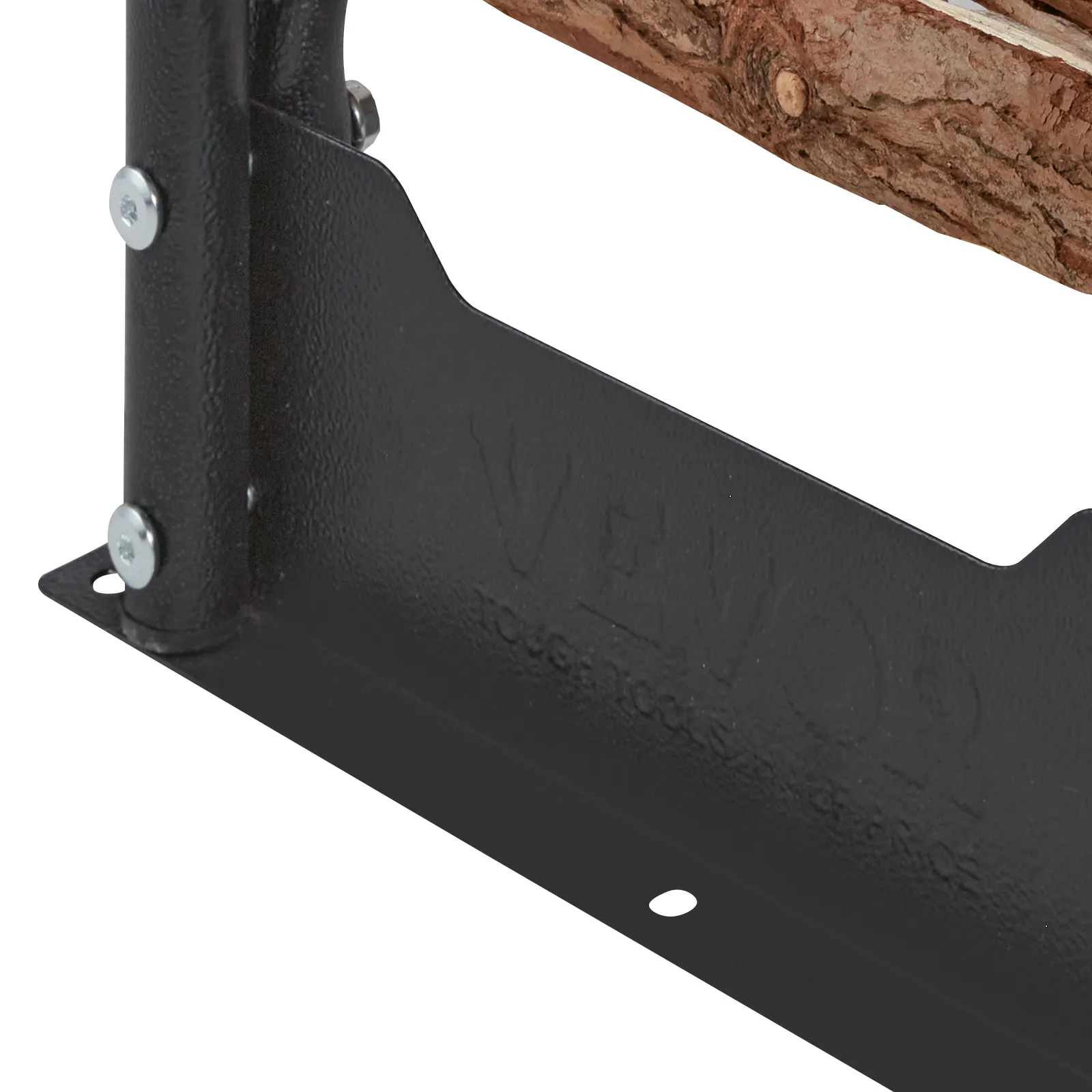 Primo piano della robusta struttura in metallo nero di un porta-legna VEVOR con ceppi di legna per lo stoccaggio.