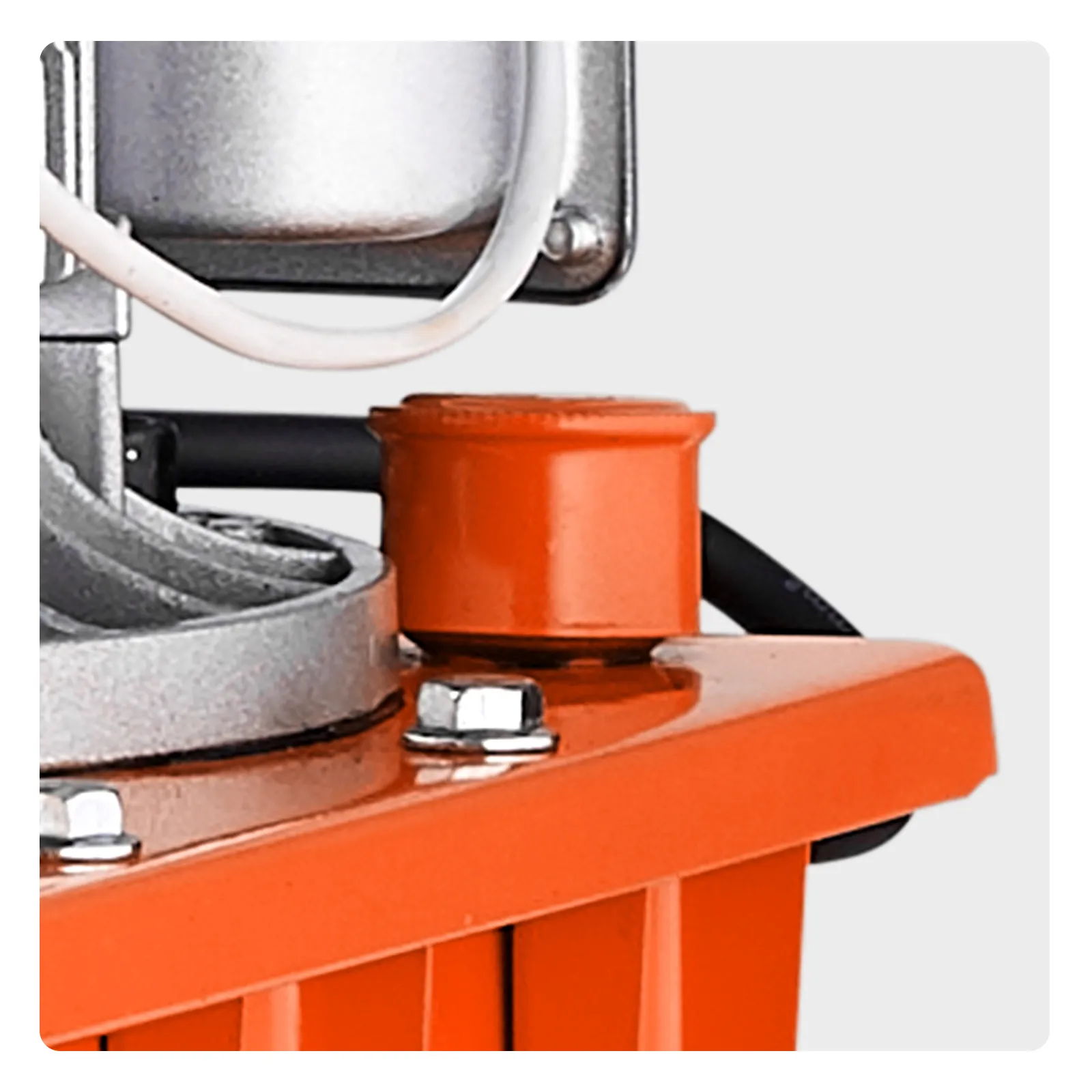 Primer plano de una bomba hidráulica eléctrica VEVOR naranja con pernos de metal y detalles de cableado.