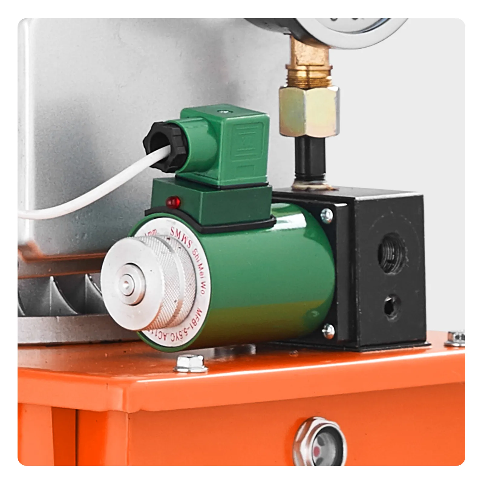 Primer plano de una bomba hidráulica eléctrica VEVOR verde y negra con conectores de metal y base naranja.