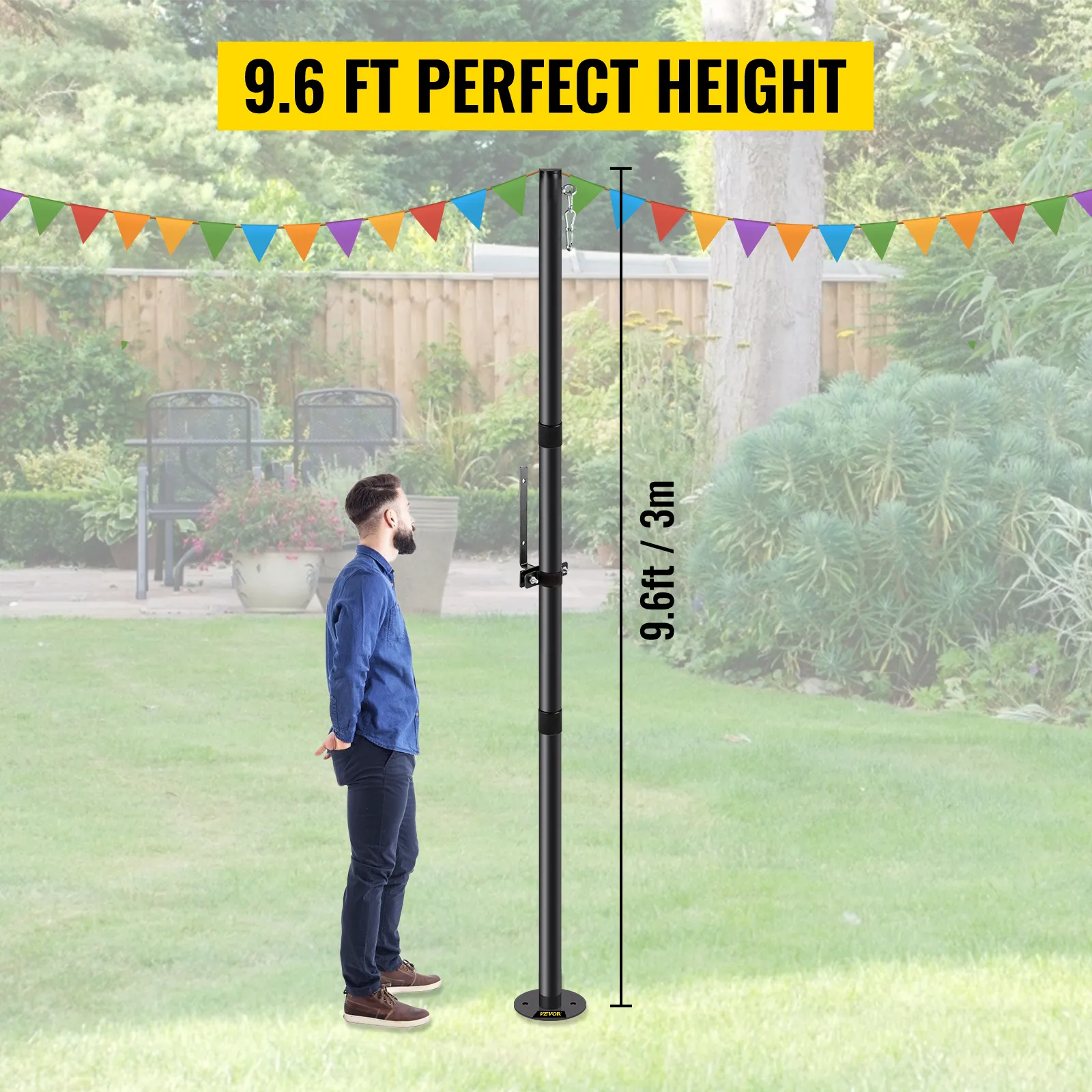 Persona de pie junto a un poste de luz VEVOR con banderas de colores en un jardín.