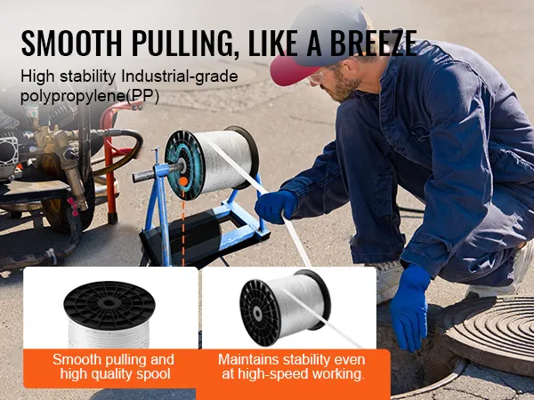 Trabajador que utiliza cinta de tracción de poliéster VEVOR con carrete de polipropileno de grado industrial de alta estabilidad.