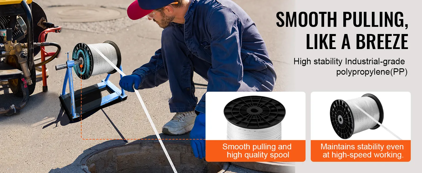 Trabajador que utiliza cinta de tracción de poliéster VEVOR con carrete de polipropileno de grado industrial de alta estabilidad.