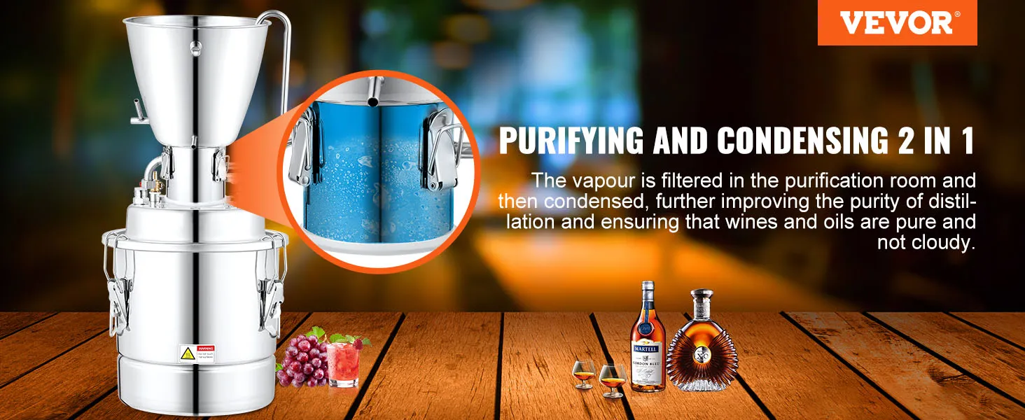 Destilador de alcohol VEVOR sobre mesa de madera con botellas y frutas, mostrando purificación y condensación.