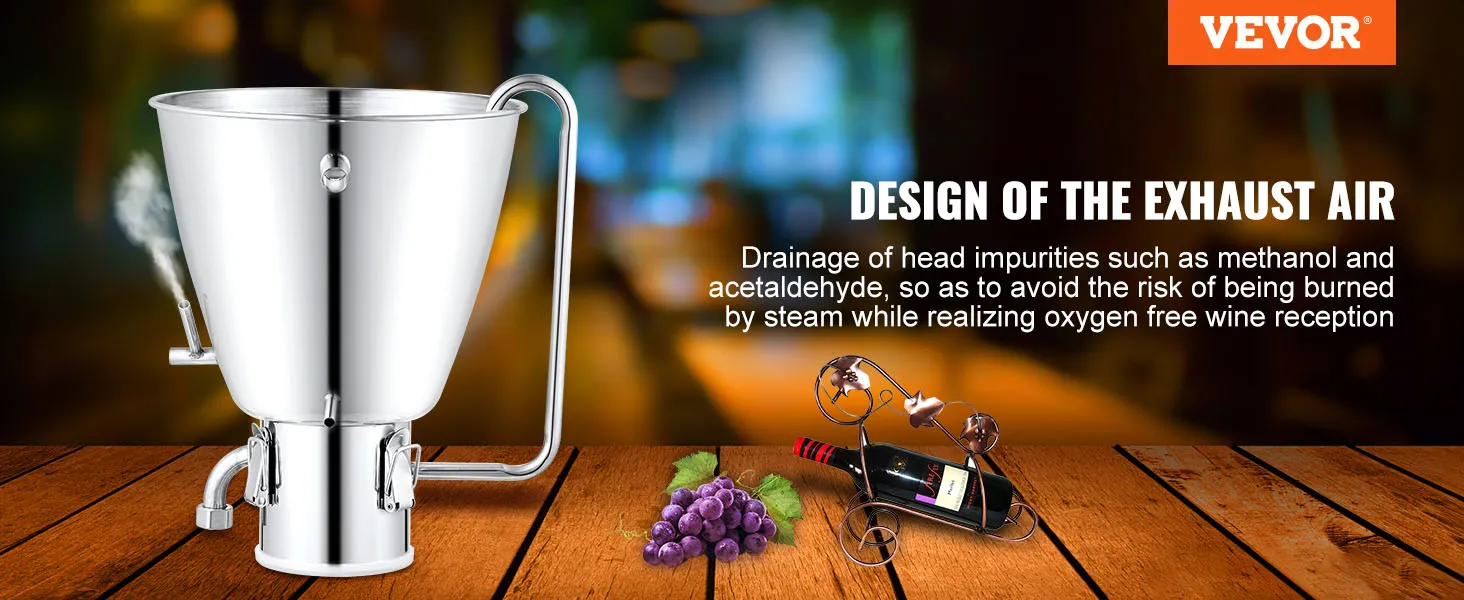 Destilador de alcohol VEVOR con diseño de acero inoxidable sobre una superficie de madera, botella de vino y uvas cerca.