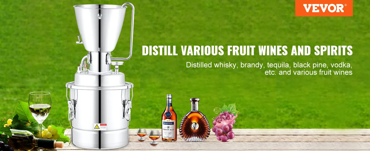 Destilador de alcohol VEVOR con botellas de brandy, whisky y vino, además de uvas y una copa de vino.