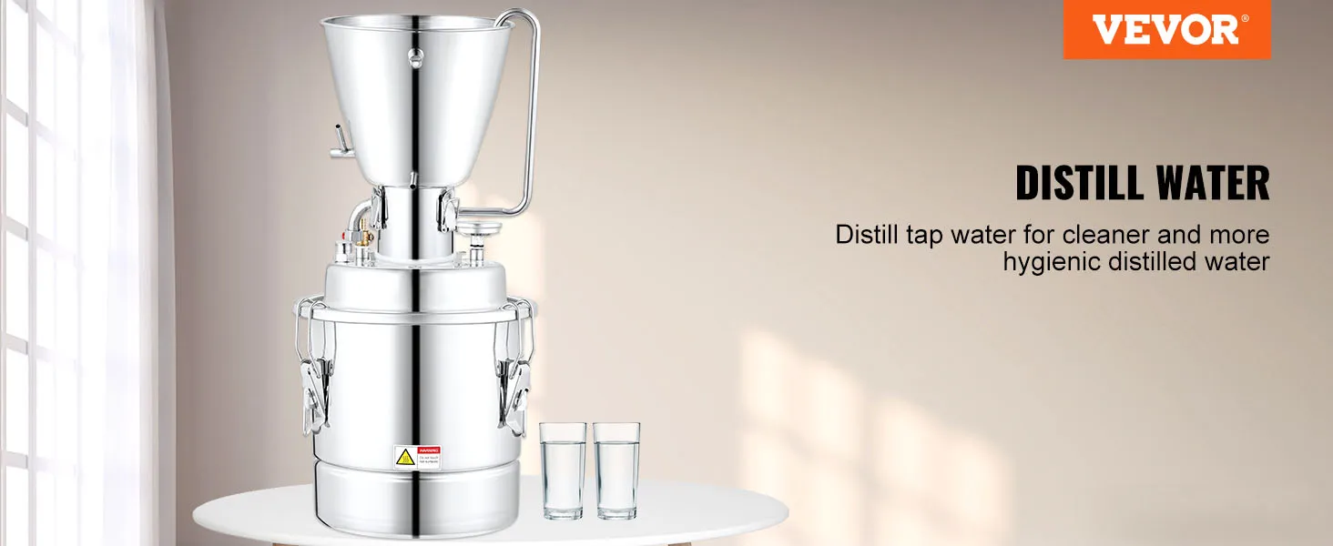 Destilador de alcohol VEVOR sobre mesa con dos vasos de agua, promoviendo una destilación de agua limpia e higiénica.
