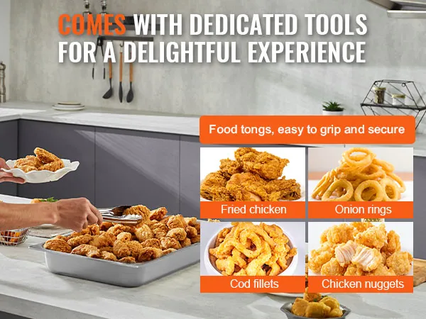 Person, die Hühnchen, Kabeljaufilets, Zwiebelringe und Hühnernuggets mit einer Zange aus dem Pommes-frites-Wärmer von VEVOR serviert.