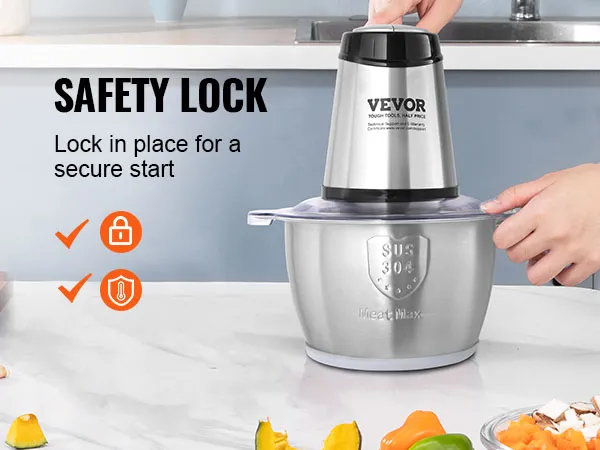 Picadora de carne eléctrica VEVOR con bloqueo de seguridad, colocada sobre una encimera de cocina cerca de las verduras.