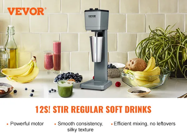 Máquina para hacer batidos VEVOR en la encimera de la cocina con plátanos, bayas y bebidas.