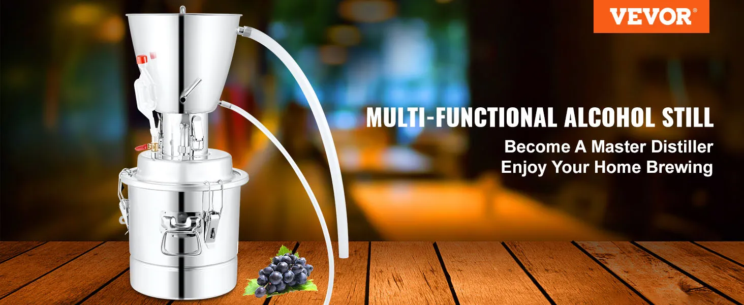 Destilador de alcohol de agua VEVOR con uvas sobre mesa de madera, alambique de alcohol multifuncional.